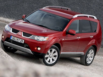 Mitsubishi Outlander XL.  Mitsubishi 