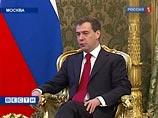 "От Вашего успеха зависит продвижение одного из самых близких нам государств", - сказал Медведев. Кроме того, он выразил надежду, что с избранием нового президента на Украине "черная полоса" в отношениях между двумя странами закончится