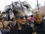 Знаменитая американская певица Lady Gaga пожертвовала в среду 1 млн долларов пострадавшим от урагана "Сэнди"