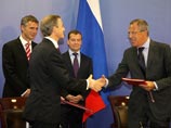 В подписанных в 2010 года соглашениях отдельно оговаривается момент, касающийся добычи углеводородов. Так, если месторождение пересекает госграницу и располагается на территориях обоих государств, оно может разрабатываться только совместно