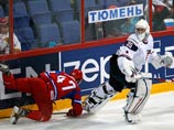 Александр Радулов и вратарь американской сборной Джон Гибсон