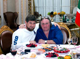 "Нормально все в Грозном! Марафоны и посольства не взрывают. Нам с Арно (продюсер Арно Фрилле) понравилось. Да, много оружия у людей. Носят открыто, как сумки через плечо военные, охранники разные. Но есть и новые дома, дороги. Другие глаза у людей - мирн