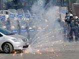 По итогам субботы более 900 человек были задержаны, более сотни пострадали. Полиция при этом ушла с площади Таксим рядом с парком Гези, против проекта застройки которого первоначально протестовали собравшиеся