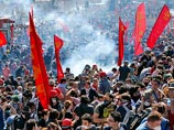 Вслед за этим парк заняли тысячи протестующих, сообщает "Русская служба ВВС". Беспорядки переместились в престижный район Бешикташ, где полиция применила против протестующих слезоточивый газ и водометы