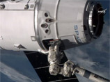     ()          Dragon  Canadarm