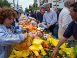 Не секрет, что часть сельскохозяйственной продукции завозится через Белоруссию, и в результате она становится дороже, - говорит он. - Снятие санкций с Греции стало бы очень эффектным шагом