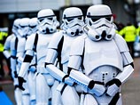 Участники попросили создателей фильма показать картину больному агрессивной формой рака фанату, который, исходя из неутешительных прогнозов врачей, может не дожить до официальной премьеры в декабре