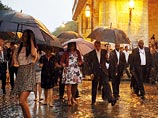 Встреча с сотрудниками посольства стала первым мероприятием Обамы в Гаване после приезда. После этого он, несмотря на дождь, совершил небольшую прогулку по историческому центру Гаваны, внесенной с 1982 года в список Всемирного наследия
