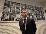 Министр культуры РФ Владимир Мединский лично представил Заславского педагогам театрального института и вручил бывшему ректору Карине Мелик-Пашаевой нагрудный знак за вклад в российскую культуру