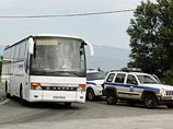 В лагере находятся около 8,5 тысяч мигрантов. По данным властей, они не собираются применять силу. В настоящее время периметр лагеря заблокирован, людей просят пройти в автобусы