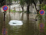 По некоторым прогнозам, в пятницу уровень воды в Сене может достигнуть максимального уровня в шесть метров. Ранее из-за наводнения в Париже был объявлен "оранжевый" - предпоследний по серьезности - уровень угрозы