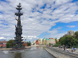 В качестве аналогичного примера протоиерей Александр Пелин привел памятник Петру I в Москве, который также является работой Церетели