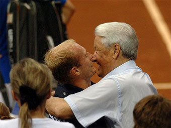 Борис Ельцин поздравляет Николая Давыденко. Фото с официального сайта турнира