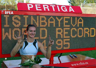 Елена Исинбаева после прыжка на 4,95 метра. Фото с официального сайта Международной федерации легкой атлетики