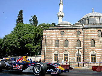 Дэвид Култхард едет на болиде Red Bull по Босфорскому мосту. Фото с сайта rtr-sport.ru