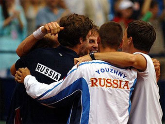 Сборная России празднует победу в четвертьфинале Кубка Дэвиса. Фото с официального сайта турнира