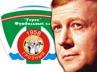 Анатолий Чубайс (фото Юлии Вишневецкой, Лента.Ру) на фоне лого ФК "Терек"