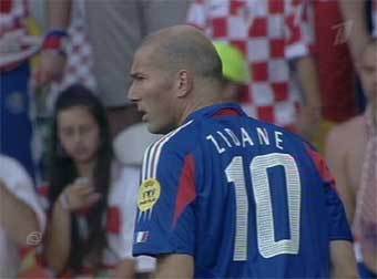 Зинедин Зидан во время чемпионата Европы-2004 в Португалии. Кадр Первого канала, архив