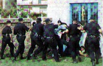 Полиция усмиряет разбушевавшихся фанатов. Фото с сайта www.united-force.org