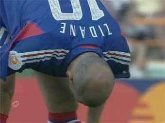 Зинедин Зидан в форме сборной Франции на Евро-2004. Кадр Первого канала, архив
