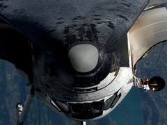 Шаттл Discovery маневрирует на орбите, фото NASA Шаттл Discovery маневрирует на орбите, фото NASA