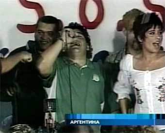 Диего Марадона поет на одном из фестивалей. Кадр Первого канала, архив
