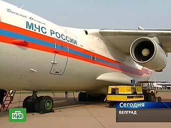 Самолет МЧС РФ в аэропорту Белграда. Кадр телеканала НТВ.