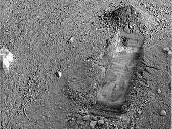 Выкопанная "Фениксом" траншея "Белоснежка" ("Snow White"). Фото NASA. Выкопанная "Фениксом" траншея "Белоснежка" ("Snow White"). Фото NASA.
