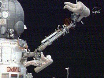 Сергей Волков и Олег Кононенко работают в открытом космосе. Кадр NASA TV Сергей Волков и Олег Кононенко работают в открытом космосе. Кадр NASA TV
