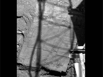 Траншея "Белоснежка", которую расширяет "Феникс". Фото NASA/JPL-Caltech/University of Arizona Траншея "Белоснежка", которую расширяет "Феникс". Фото NASA/JPL-Caltech/University of Arizona