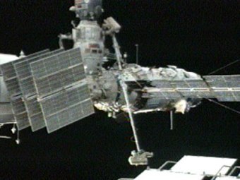 Волков и Кононеко во время выхода в открытый космос. Кадр NASA TV Волков и Кононеко во время выхода в открытый космос. Кадр NASA TV