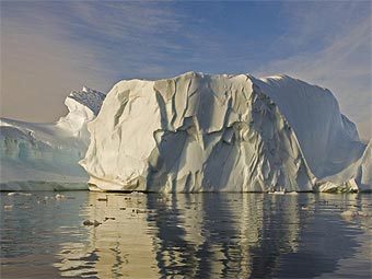 Один из антарктических айсбергов. Фото с сайта antarctica.ac.uk Один из антарктических айсбергов. Фото с сайта antarctica.ac.uk