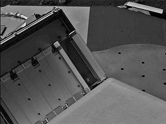 Двери печей газового анализатора "Феникса". Фото NASA/JPL-Caltech/University of Arizona/Texas A&M University Двери печей газового анализатора "Феникса". Фото NASA/JPL-Caltech/University of Arizona/Texas A&M University