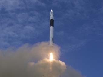 Взлет ракеты Falcon 1. Фото с сайта www.spacex.com Взлет ракеты Falcon 1. Фото с сайта www.spacex.com