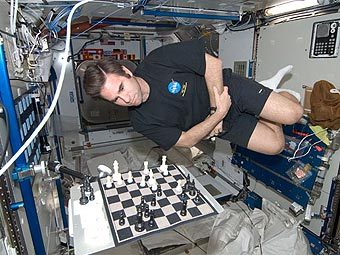 Американский астронавт Грегори Чамитофф играет в шахматы на МКС. Фото NASA Американский астронавт Грегори Чамитофф играет в шахматы на МКС. Фото NASA