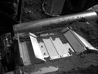 Образец почвы, доставленный в газовый анализатор. Фото NASA/JPL Образец почвы, доставленный в газовый анализатор. Фото NASA/JPL