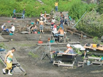 Раскопки в Новгороде. Фото с сайта www.compromat.ru Раскопки в Новгороде. Фото с сайта www.compromat.ru