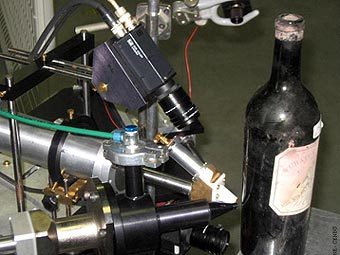 Определение возраста и происхождения бутылки вина с помощью новой технологии. Фото с сайта CNRS Определение возраста и происхождения бутылки вина с помощью новой технологии. Фото с сайта CNRS