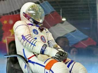 Скафандр первого китайского космонавта Яна Ливэя. Фото AFP Скафандр первого китайского космонавта Яна Ливэя. Фото AFP