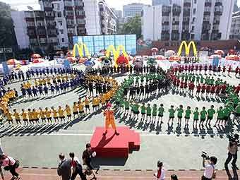Акция McDonald's в Пекине во время проведения Игр-2008. Фото AFP