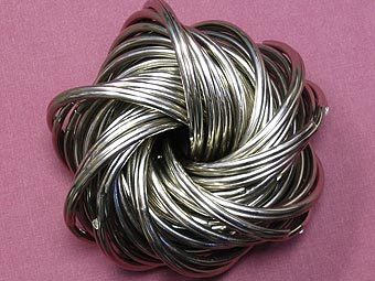 Часть слоения Хопфа, выполненная из проволоки. Фото пользователя Ylebru с сайта wikipedia.org Часть слоения Хопфа, выполненная из проволоки. Фото пользователя Ylebru с сайта wikipedia.org