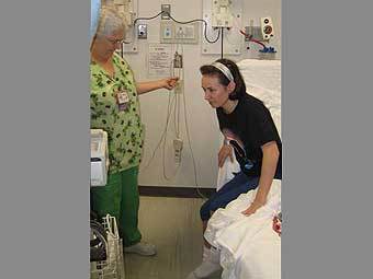 Доброволец пытается встать после месяца, проведенного в постели. Фото NASA Доброволец пытается встать после месяца, проведенного в постели. Фото NASA