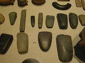 Внешний вид орудий времен неолита. Похожие предметы были найдены вместе с останками. Фото с сайта rubens.anu.edu.au Внешний вид орудий времен неолита. Похожие предметы были найдены вместе с останками. Фото с сайта rubens.anu.edu.au