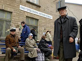 Пенсионеры на улице в Бендерах. Фото ©AFP.