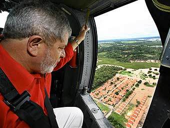 Президент Бразилии Луис Инасиу Лула да Силва облетает районы, пострадавшие от наводнения. Фото ©AFP