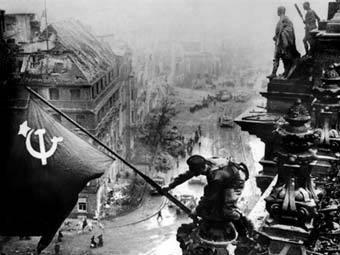 Красное знамя над Рейхстагом. Фото из архива ©AFP