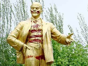 Оскверненный памятник Ленину в Константиновке. Фото с сайта konstantinovka.com.ua
