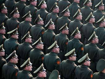 Военнослужащие во время репетиции парада Победы. Фото Мити Алешковского для "Ленты.Ру"