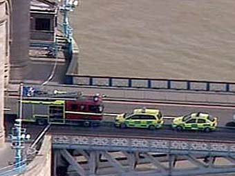 Спасатели и полиция у северной башни Тауэрского моста. Кадр телеканала Sky News