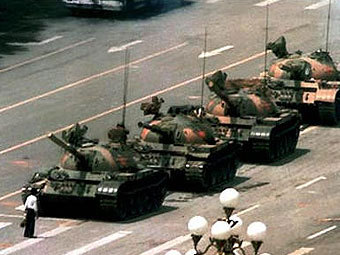 Танки на площади Тяньаньмэнь, 1989 год. Фото из архива ©AFP 